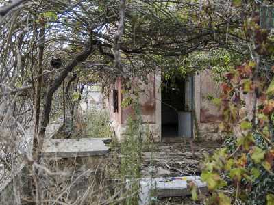Nelle vicinanze spicca il tipico colore rossastro dell'ex casello ferroviario 